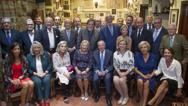 Sentados (de izq. a dcha.): Eva Durán, Begoña Larrainzar, Dolores Flores, Carmen Torralba, Álvarez del Manzano, Beatriz Elorriaga, María Antonia Suárez y Elena Utrilla. Fila intermedia: Luis Asúa, Antonio Moreno, Simón Viñals, Luis Molina, J. Gabriel Astudillo, J. Ignacio Echeverría, Mari Carmen, Íñigo Henríquez de Luna, Fernando Martínez Vidal, Sigfrido Herráez, José. Ramón Pin. Detrás: Javier Delgado, Fernando López-Amor, Ignacio del Río, Carlos López Collado, Adriano García-Loygorri, Luis María Huete, Luis Peral, Carlos Martínez Serrano y Tomás Serrano.
