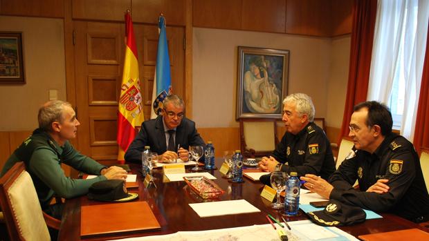 El delegado del Gobierno, Santiago Villanueva, durante una reunión