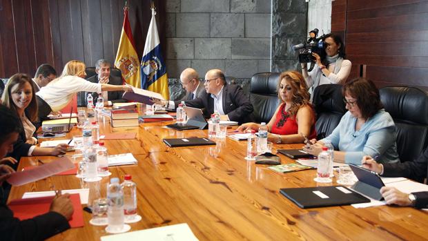 Bruselas examinará la posibilidad de cofinanciar puertos y aeropuertos «en casos justificados»