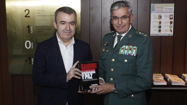 Lorenzo Silva y el coronel Sánchez Corbí, en la presentación celebrada en La Coruña