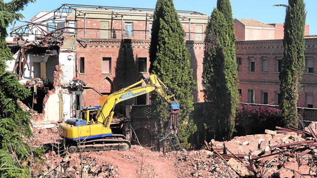 La excavadora, ayer lunes, comenzó a retirar los escombros