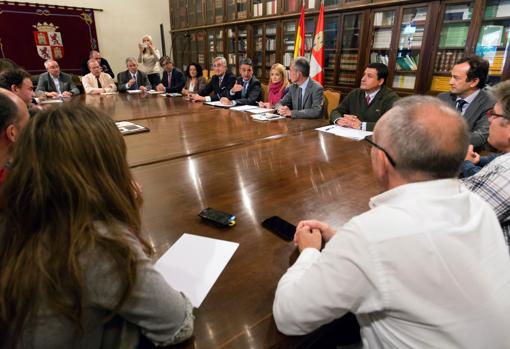 El director general de Competitividad de la Industria Agroalimentaria y de la Empresa Agraria, Jorge Morro, y la directora general de Trabajo y Prevención de Riesgos Laborales, Amparo Sanz, mantienen una reunión con los empresarios de la fábrica Ornua