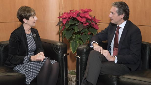 La consejera vasca Arantxa Tapia, junto al ministro de Fomento Íñigo de la Serna