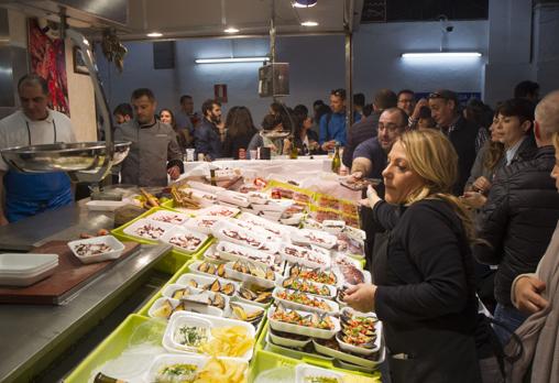 Otra perscadería abarrotada en el Mercado de La Cebada