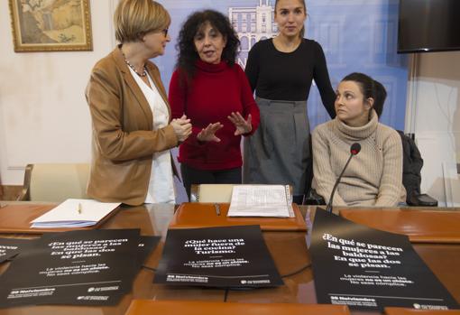 La concejala de Igualdad, la presidenta del Consejo de la Mujer, la autora de la campaña y la concejala de Cultura, durante la presentación