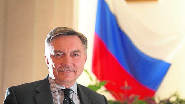 El embajador de Rusia en España posa para ABC durante la entrevista