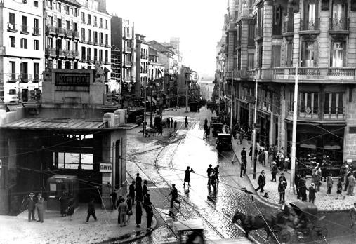 Imagen del templete de Antonio Palacios en la Red de San Luis, en 1920, días después de empezar a funcionar como ascensor del Metro