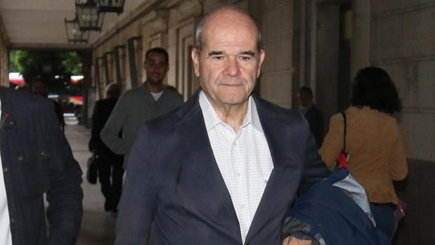 Manuel Chaves, el pasado 3 de noviembre, junto a la Audiencia Provincial de Sevilla