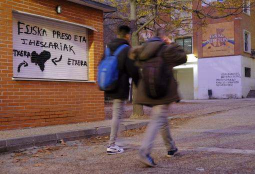 Dos estudiantes entran al IES Isaac Newton, ayer por la mañana