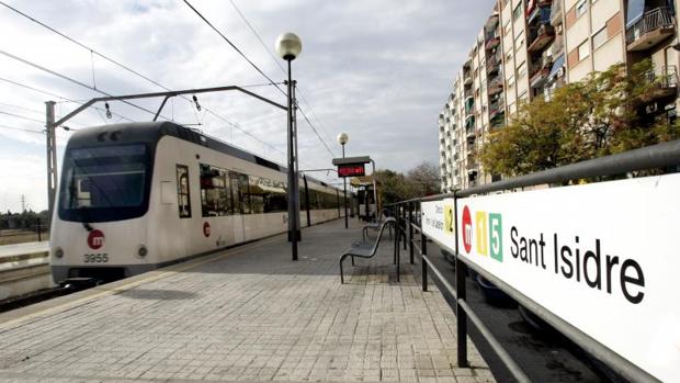 Un convoy de Metrovalencia detenido en una estación de la red