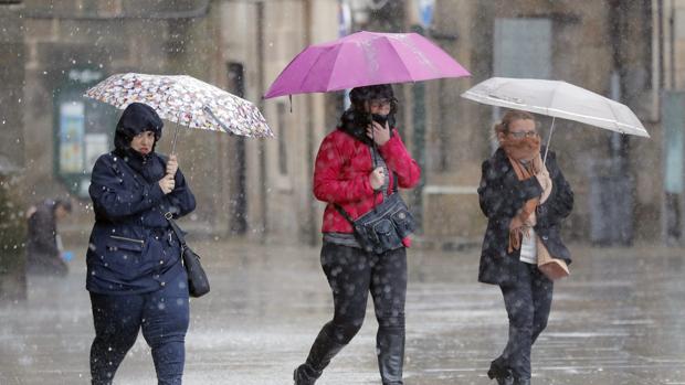 Las lluvias volverá a dejar imágenes como esta, en la plaza del Obradoiro de Compostela