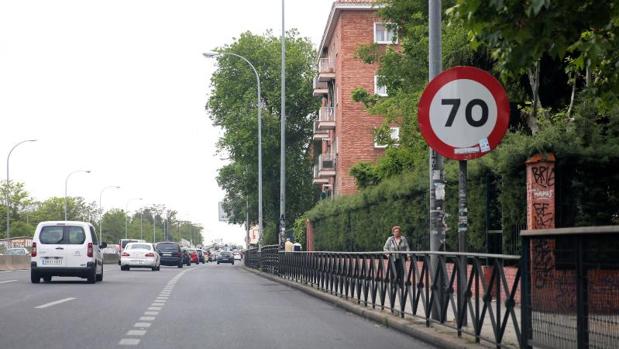 Señal de limitación de velocidad a 70 kilómetros hora en el paseo de Extremadura