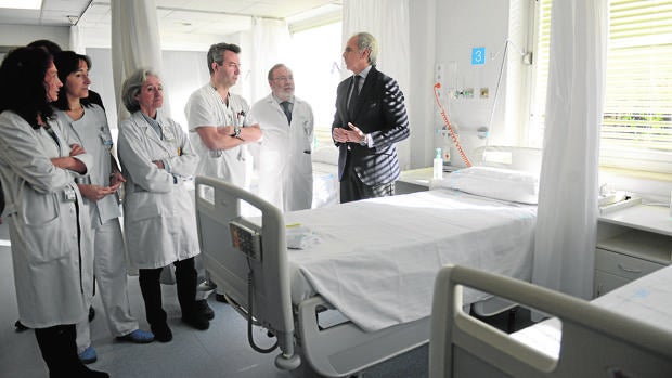 El consejero de Sanidad, Enrique Ruiz Escudero, junto a los responsables sanitarios del hospital La Paz, durante su visita a la nueva sala de atención de Urgencias