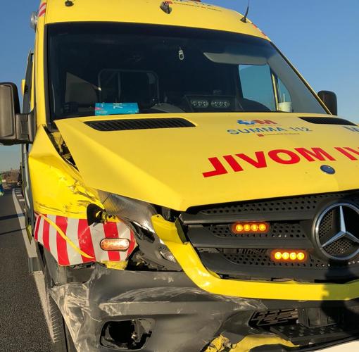 Así quedó la ambulaciancia tras el choque frontal