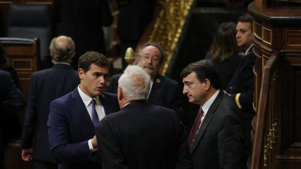 Los líderes de PNV y Cs, Aitor Esteban y Albert Rivera, en el Congreso de los Diputados