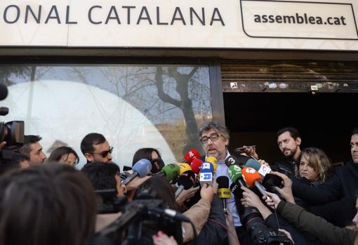 Un gran número de periodistas y curiosos se han desplazado hasta la sede de la ANC
