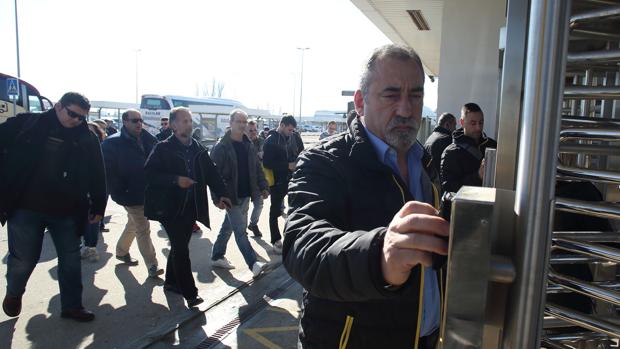 Trabajadores de Opel en Figueruelas, este martes, en los accesos a la factoría