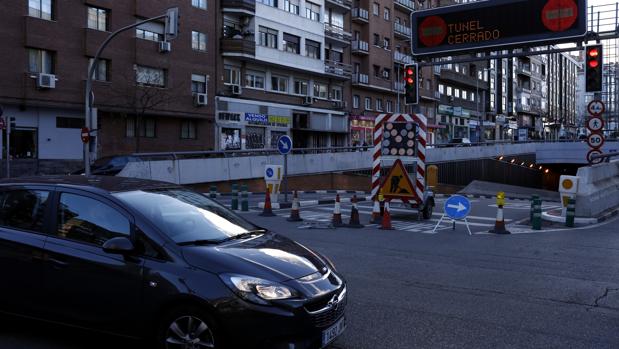 Un coche circula ayer junto a una de las entradas al túnel de Sor Ángela de la Cruz