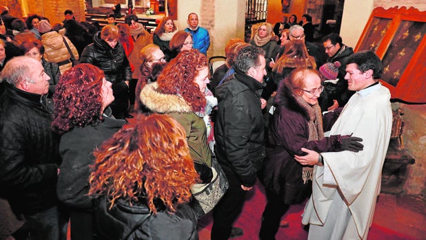 Los feligreses que llenaron la iglesia de San Miguel quisieron despedirse uno a uno del sacerdote