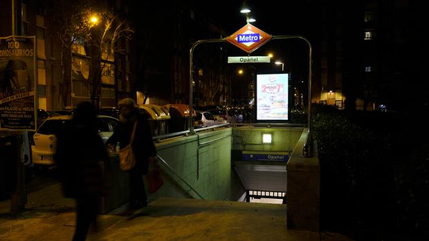 La parada de Metro de Opañel, anoche, donde actuaba el sospechoso