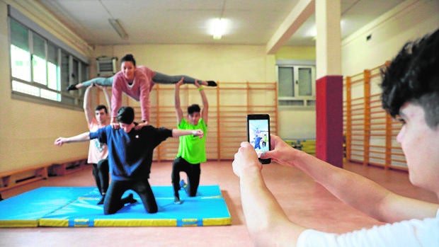 Varios alumnos el instituto Pinar de la Rubia (Valladolid) durante un ejercicio de Educación Física