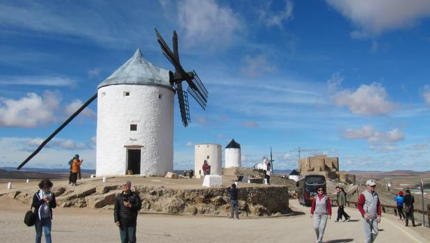 Turistas paseando por el cerro Calderico. En el centro puede verse el molino desmochado
