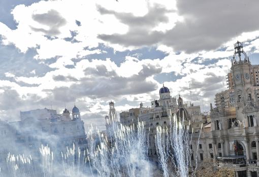Imagen de la mascletà de este lunes