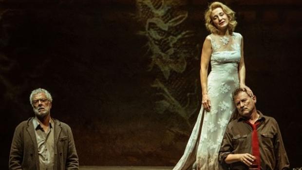 Adolfo Fernández, junto a dos de los protagonistas de «En la orilla» que llega al Teatro de Rojas
