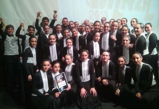 Martínez , con las componentes de otra coreografía premiada