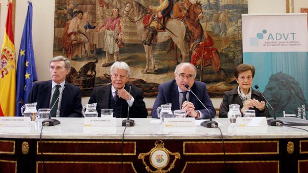Felipe González con Emilio Contreras, Benigno Pendás y Adela Cortina, en el homenaje a Adolfo Suárez