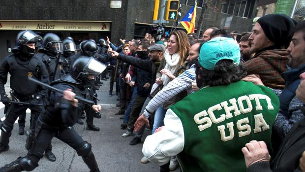 Enfrentamientos entre manifestantes independentistas y los Mossos d'Esquadra en una concentración independentista