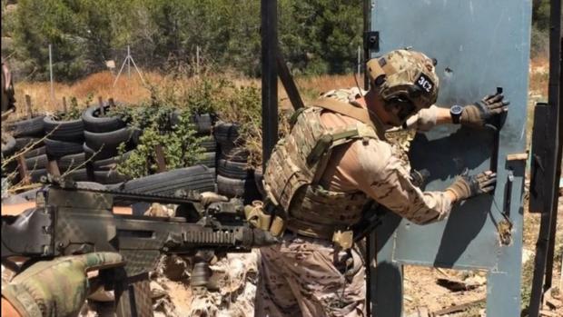 Miembro de la Fuerza de Guerra Naval Especial de la Armada Española, adosando un explosivo a una puerta