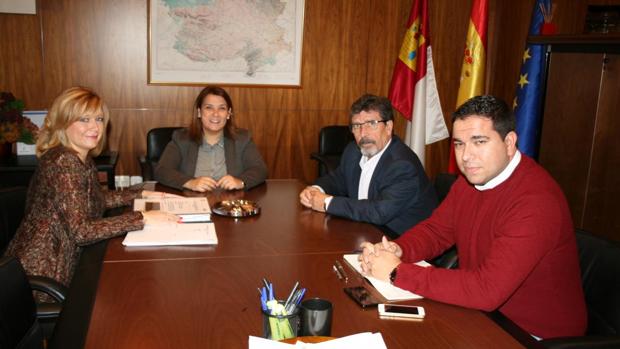 La alcaldesa de Yuncos junto a la consejera de Fomento y el director general de la Agencia del Agua