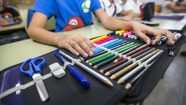 Un niño en clase en una imagen de archivo