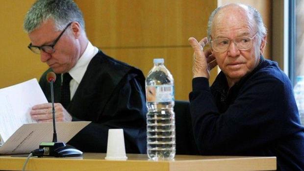Jacinto S.M. junto a su abogado durante el juicio