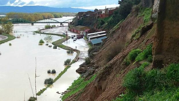 Imagen de la ladera que se ha desprendido. A sus pies, el Ebro desbocado a su paso por Gallur