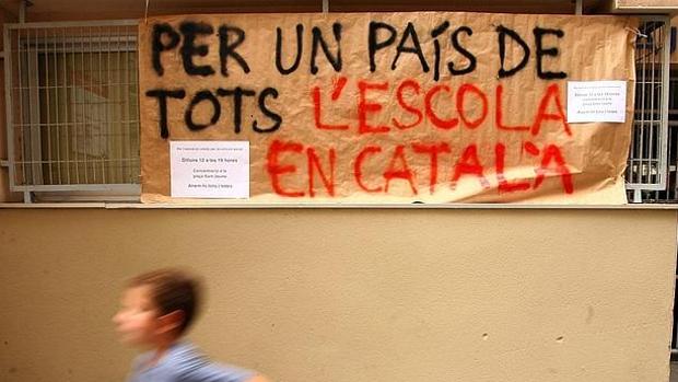 Un cartel secesionista en una colegio catalán