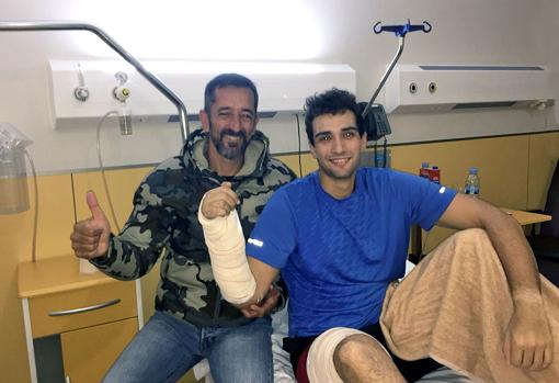 Imagen del doctor Cavadas junto al marine tras la operación