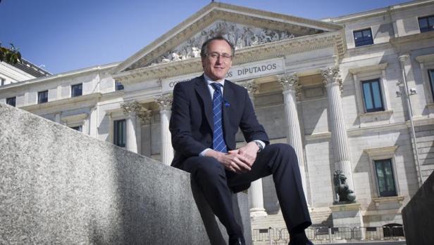 El presidente del PP vasco, Alfonso Alonso, frente a la entrada del Congreso de los Diputados