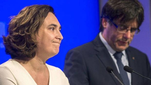 La alcaldesa de BArcelona con el expresidente de la Generalitat
