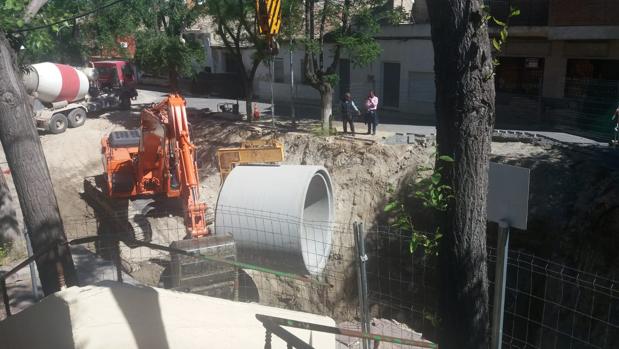 El alcalde, Rafael Martín, observa el desarrollo de las obras