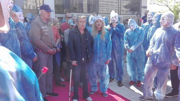 Los neonazis, con uno de los residentes en el edificio, tras el aplazamiento