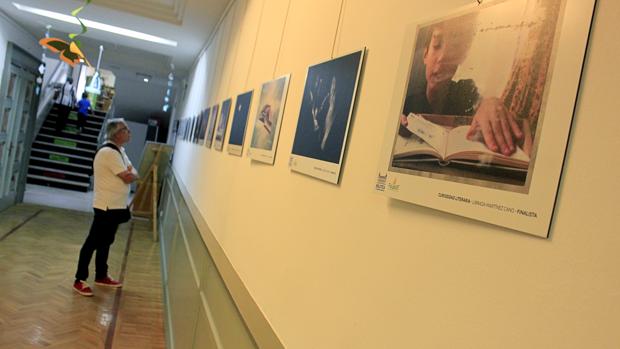 Fotografías expuestas en uno de los pasillos de la Biblioteca de Castilla-La Mancha