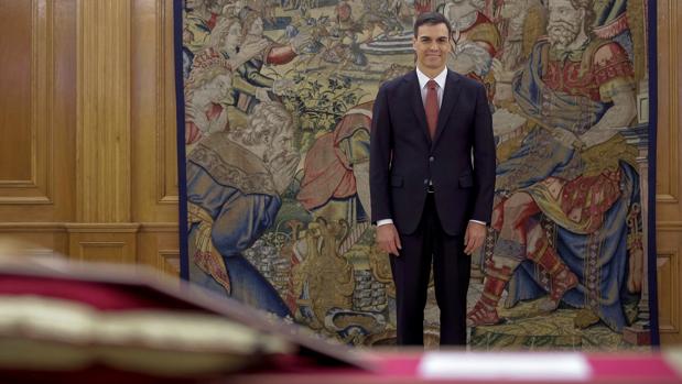 Pedro Sánchez promete el cargo sin simbología religiosa, algo inédito hasta el momento