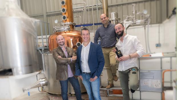 Óscar Ondoño Elvira, José Francisco Navarro Conejero, Santiago Hernández Moreno y César Ramírez Parralejo, creadores de Malabusca Gin, en su destilería de Alcoy