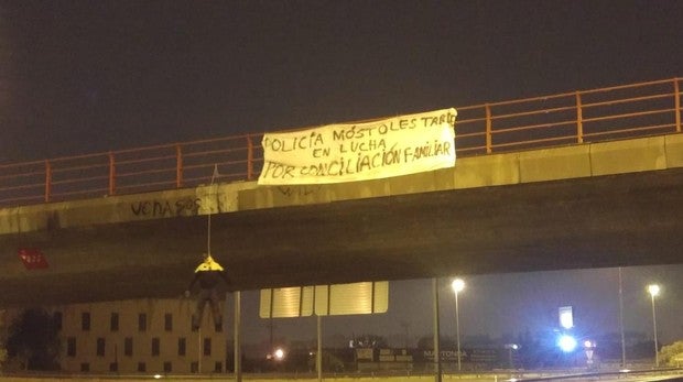 Un muñeco vestido de policía municipal apareció colgado del puente de la M-506 el último viernes de mayo
