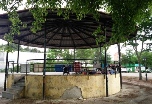 Un grupo de indigentes duerme en el escenario fijo del parque de la Bombilla