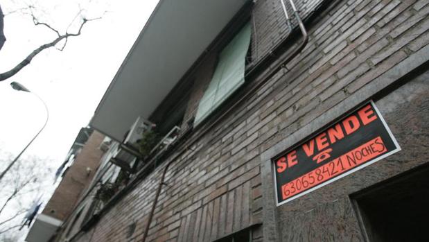 Un cartel señala una vivienda en venta