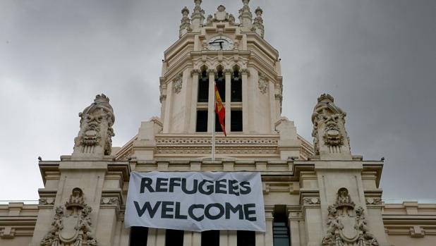 Pancarta dando la bienvenida a los refugiados que se instaló en el Ayuntamiento de Madrid en septiembre de 2015