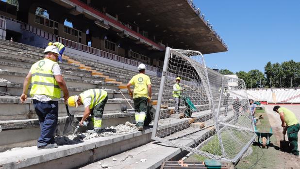 Varios operarios trabajando sobre el graderío del Estadio del Rayo Vallecano